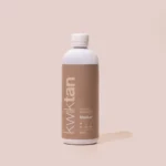 Sprej ten rastvor Medium u bočici od 500 ml na neutralnoj pozadini. Za profesionalno potamnjivanje kože. Brend: Kwiktan
