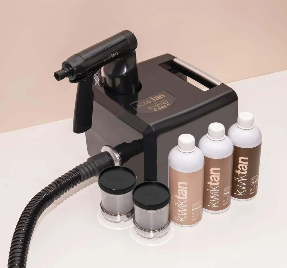 Spray tan aparat sa velikim bocama rastvora, dizajniran za efikasnu upotrebu u salonima. Brend: Kwiktan