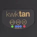 Blizu prikaz digitalnog displeja Kwiktan spray tan aparata sa kontrolama brzine i grejanja.