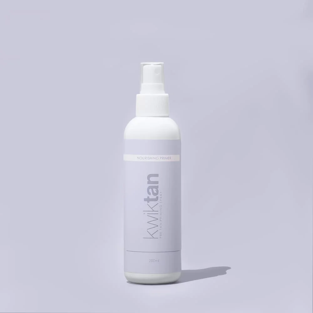 Prajmer pre Samopotamnjivanje 200ml u beloj bočici sa sprej raspršivačem, idealan za pripremu kože pre samopotamnjivanje. Brend: Kwiktan