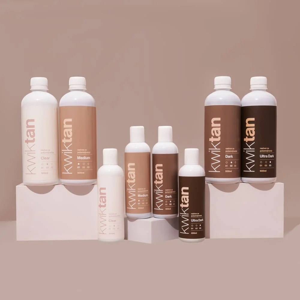 Set profesionalnih rastvori za spray tan u različitim nijansama – Clear, Medium, Dark i Ultra Dark, dostupne u bočicama od 200 ml i 500 ml. Brend: Kwikten