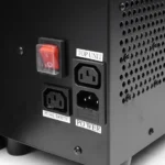 Električni panel kabine za sprej tan sa crvenim prekidačem i priključcima za nožnu pedalicu i glavni napajanje.